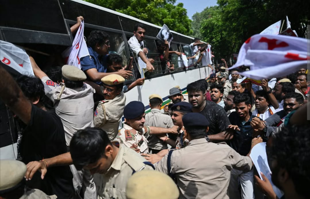 NewsgridPak's tweet photo. Protests erupt across Indian cities, demanding the CEC's resignation. 
Demonstrators call for Chief Election Commissioner Gyanesh Kumar to step down over allegations of voter-roll manipulation. 
#India #VoterRolls #ElectionCommission https://t.co/WyKmn5N3TA