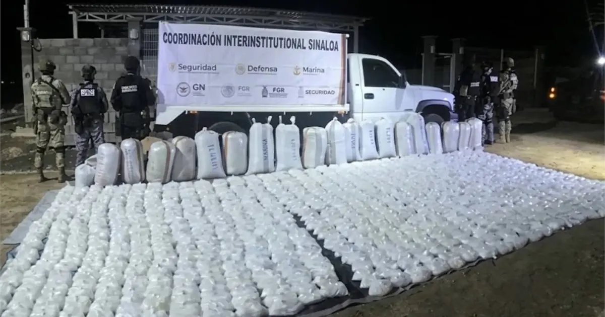4DMediaNetwork's tweet photo. Sedena asegura 1.3 toneladas de metanfetamina vinculada a Los Mayos en Culiacán, un golpe significativo contra el narcotráfico que impacta la seguridad en Sonora y el noroeste del país. #NoticiasSonora

https://t.co/MnkV6OwLsk https://t.co/0ufvroXqz5