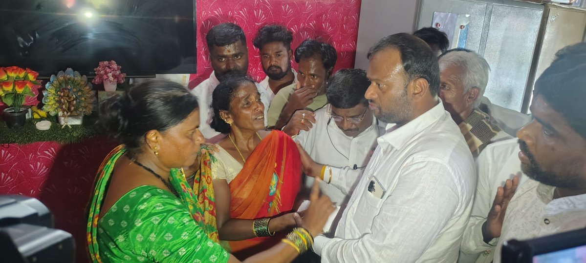 HoodiVijaykumar's tweet photo. ಮಾಲೂರು ತಾಲ್ಲೂಕಿನ ದೇವರಹಳ್ಳಿ ಗ್ರಾಮದಲ್ಲಿ ಹತ್ಯೆಗೀಡಾದ ಮುರಳಿ ಅವರ ನಿವಾಸಕ್ಕೆ ತೆರಳಿ, ಕುಟುಂಬಕ್ಕೆ ಸಾಂತ್ವನ ಹೇಳಲಾಯಿತು.

ಈ ದುಃಖವನ್ನು ಭರಿಸುವ ಶಕ್ತಿಯನ್ನು ದೇವರು ಕುಟುಂಬಕ್ಕೆ ಕರುಣಿಸಲಿ. ನ್ಯಾಯ ದೊರೆಯುವವರೆಗೆ ನಮ್ಮ ಬೆಂಬಲ ಸದಾ ಇರಲಿದೆ.

#JusticeForMurali #Malur #Devarahalli https://t.co/RCisezEM5d