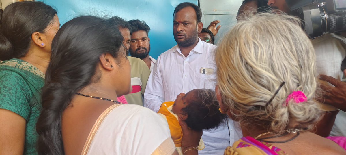 HoodiVijaykumar's tweet photo. ಮಾಲೂರು ತಾಲ್ಲೂಕಿನ ದೇವರಹಳ್ಳಿ ಗ್ರಾಮದಲ್ಲಿ ಹತ್ಯೆಗೀಡಾದ ಮುರಳಿ ಅವರ ನಿವಾಸಕ್ಕೆ ತೆರಳಿ, ಕುಟುಂಬಕ್ಕೆ ಸಾಂತ್ವನ ಹೇಳಲಾಯಿತು.

ಈ ದುಃಖವನ್ನು ಭರಿಸುವ ಶಕ್ತಿಯನ್ನು ದೇವರು ಕುಟುಂಬಕ್ಕೆ ಕರುಣಿಸಲಿ. ನ್ಯಾಯ ದೊರೆಯುವವರೆಗೆ ನಮ್ಮ ಬೆಂಬಲ ಸದಾ ಇರಲಿದೆ.

#JusticeForMurali #Malur #Devarahalli https://t.co/RCisezEM5d