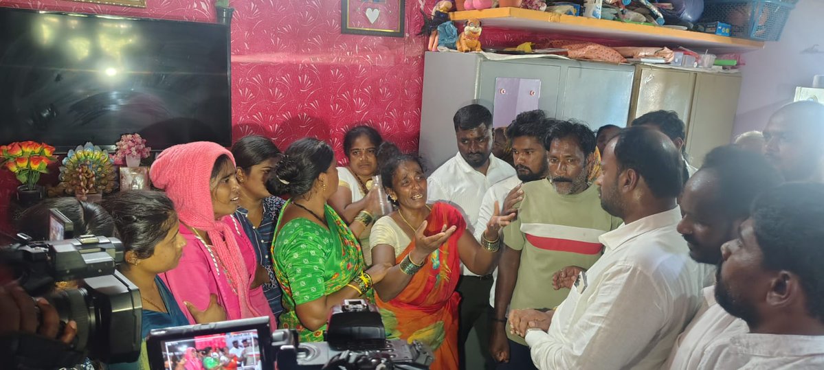 HoodiVijaykumar's tweet photo. ಮಾಲೂರು ತಾಲ್ಲೂಕಿನ ದೇವರಹಳ್ಳಿ ಗ್ರಾಮದಲ್ಲಿ ಹತ್ಯೆಗೀಡಾದ ಮುರಳಿ ಅವರ ನಿವಾಸಕ್ಕೆ ತೆರಳಿ, ಕುಟುಂಬಕ್ಕೆ ಸಾಂತ್ವನ ಹೇಳಲಾಯಿತು.

ಈ ದುಃಖವನ್ನು ಭರಿಸುವ ಶಕ್ತಿಯನ್ನು ದೇವರು ಕುಟುಂಬಕ್ಕೆ ಕರುಣಿಸಲಿ. ನ್ಯಾಯ ದೊರೆಯುವವರೆಗೆ ನಮ್ಮ ಬೆಂಬಲ ಸದಾ ಇರಲಿದೆ.

#JusticeForMurali #Malur #Devarahalli https://t.co/RCisezEM5d