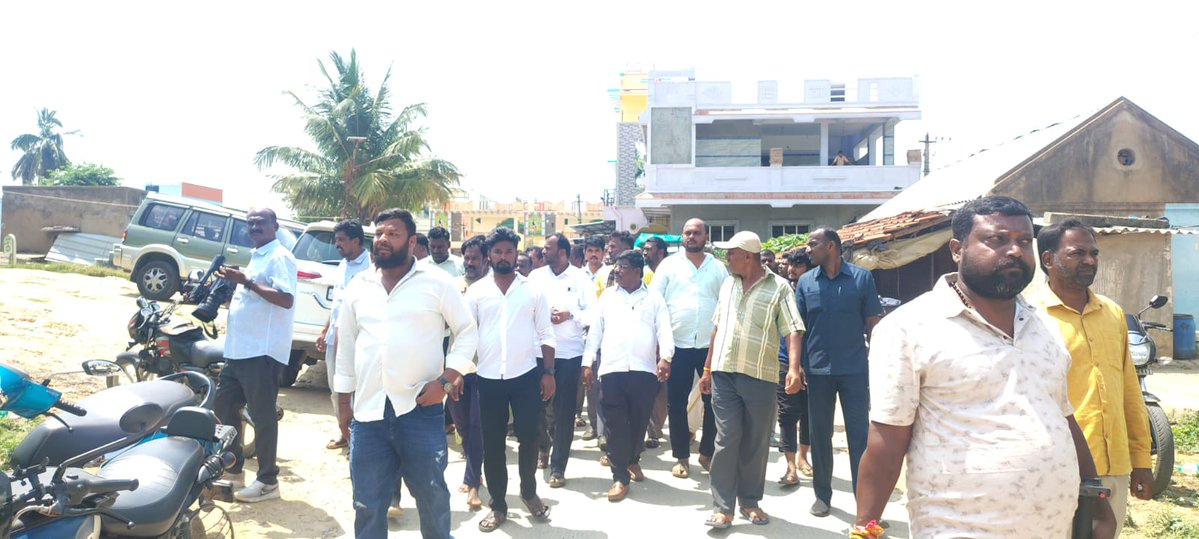 HoodiVijaykumar's tweet photo. ಮಾಲೂರು ತಾಲ್ಲೂಕಿನ ದೇವರಹಳ್ಳಿ ಗ್ರಾಮದಲ್ಲಿ ಹತ್ಯೆಗೀಡಾದ ಮುರಳಿ ಅವರ ನಿವಾಸಕ್ಕೆ ತೆರಳಿ, ಕುಟುಂಬಕ್ಕೆ ಸಾಂತ್ವನ ಹೇಳಲಾಯಿತು.

ಈ ದುಃಖವನ್ನು ಭರಿಸುವ ಶಕ್ತಿಯನ್ನು ದೇವರು ಕುಟುಂಬಕ್ಕೆ ಕರುಣಿಸಲಿ. ನ್ಯಾಯ ದೊರೆಯುವವರೆಗೆ ನಮ್ಮ ಬೆಂಬಲ ಸದಾ ಇರಲಿದೆ.

#JusticeForMurali #Malur #Devarahalli https://t.co/RCisezEM5d