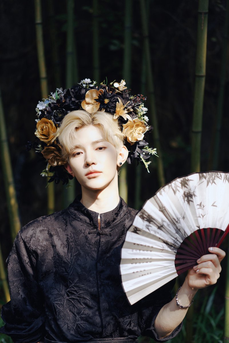 hhho012's tweet photo. 와...........왕홍 말고 簪花 체험한 장하오 이거 유행시키자 https://t.co/vgBa6bsEPq
