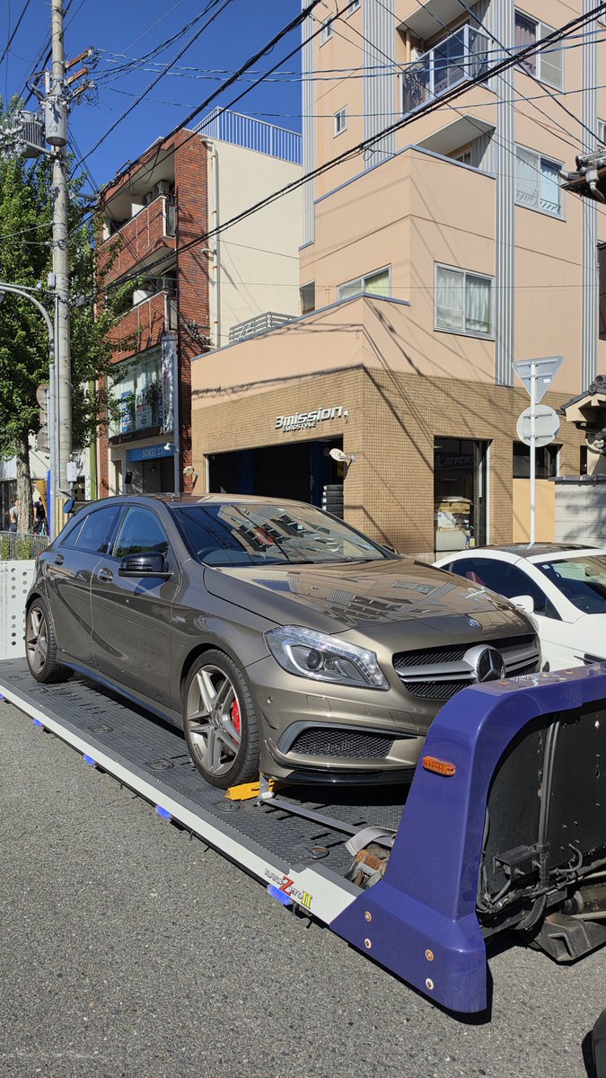 Absolute241073's tweet photo. 本日は京都までメルセデスベンツ AMG A45の出張買取！

快晴のなか、無事に積載車への積み込み完了です。

この度は大切なお車をお譲りいただき、誠にありがとうございました！ https://t.co/XuE3Uifnni