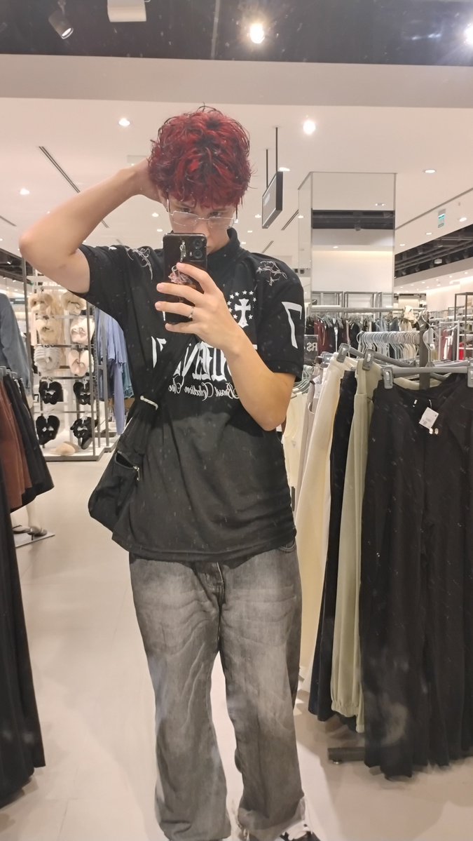 mhzstorm's tweet photo. Preciso pintar meu cabelo de preto dnv 💔 https://t.co/KnafFiVBwD