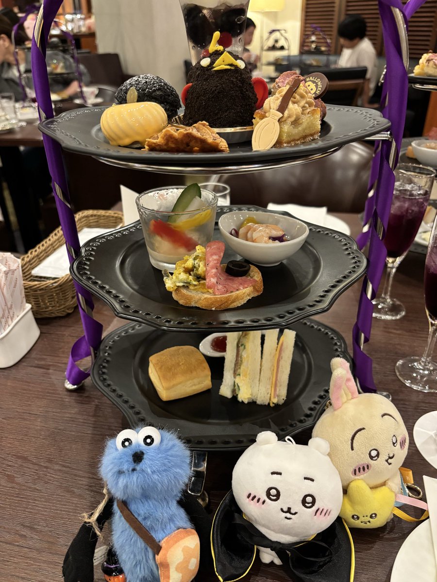 kotorariii's tweet photo. ぴよりんのアフタヌーンティーを食べに来た🥰美味しかった😊けど…『塩っ辛いもんが食べたいんだよぉ〜！！（モモンガ風）』である😅 https://t.co/gIACICw07E