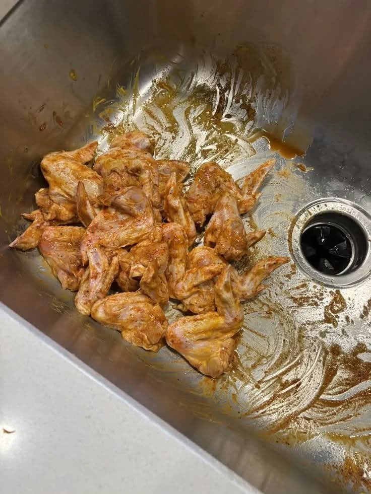 auliadanaya's tweet photo. Ibuku dari dulu selalu nyiapin ayam begini, jadi buatku ini biasa aja 😂
Sampai hari ini adikku bawa pacarnya makan siang di rumah.
Pas masuk dapur, dia langsung kaget lihat ibuku lagi bumbuin ayam di wastafel 😭💀
Dia sampai nanya, “Memang bumbuin ayam begini?”
Ibuku cuma jawab santai, “Iya, dari dulu juga begitu.” 😂
Jadi… selama ini cara ibu masak aneh nggak sih? 😭