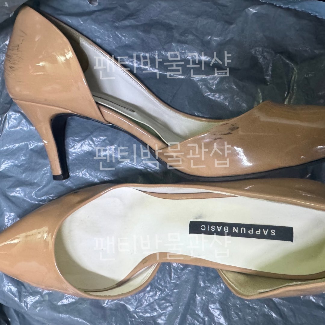 wardrobeurshop1's tweet photo. 이름: 이세은
나이: 27
직업: 공무원
관계: 여친
��목: 팬티1장 양말2 구두1
사이즈:
거래방법: 택배
상태: 입고 신었던것들이에요
판매가: 힐 3만
인증 및 사진 제공여부: 첨부사진
#힐 #패티시 #페티쉬 https://t.co/y8pzrSPVy8
