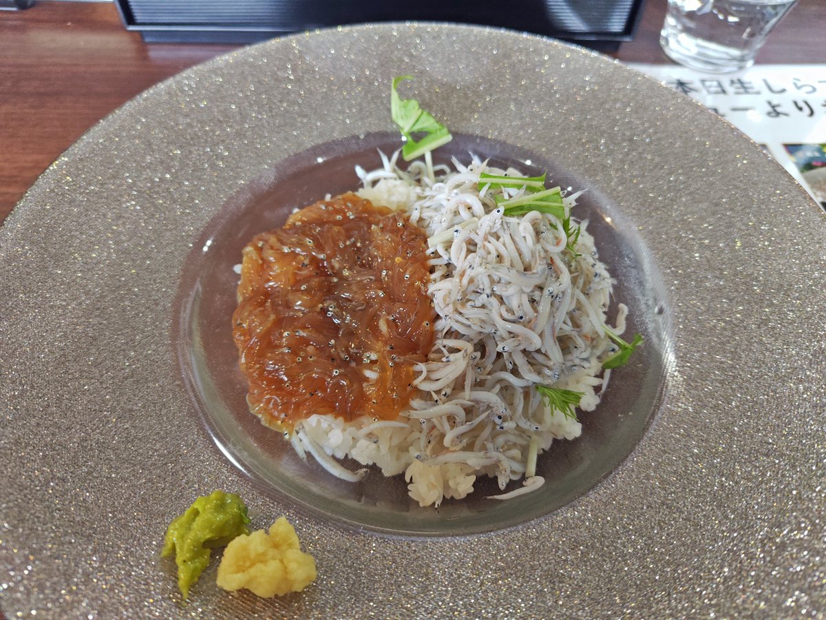 hiraebisu's tweet photo. しらす丼 https://t.co/Qk4FKVfIgo