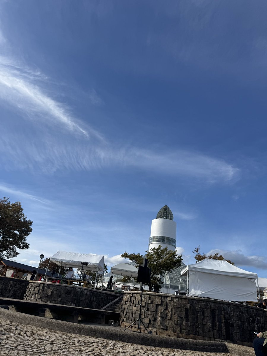 tappepan's tweet photo. おとぎの森フェス、いつもの出不精を乗り越え入場。去年の雨は大変だったけど今年は天気が良い！しかし去年よりも囲いが少ない！ほぼまる見え！緩くて良い！あと、もうちょっとフードとドリンク充実させてほしい！ https://t.co/Q8hxzWoUsz