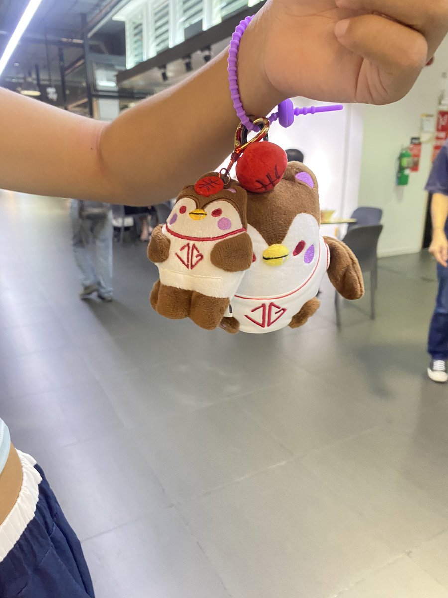 penchan_JG's tweet photo. เรื่องราว กวิ้นน่าวันนี้ ฉันห้อยกวิ้นไว้ที่แขนแบบนี้ นีน่าเดินเข้าเล่นด้วยแบบ คนแบดๆ 😌
กวิ้นยายช่วยเอ็งแล้วนะวันนี้ 🙂‍↕️
#GMMTVFANIVAIHappyfamily2026
#Guinzly  #Neona https://t.co/rYSqWP34ZH