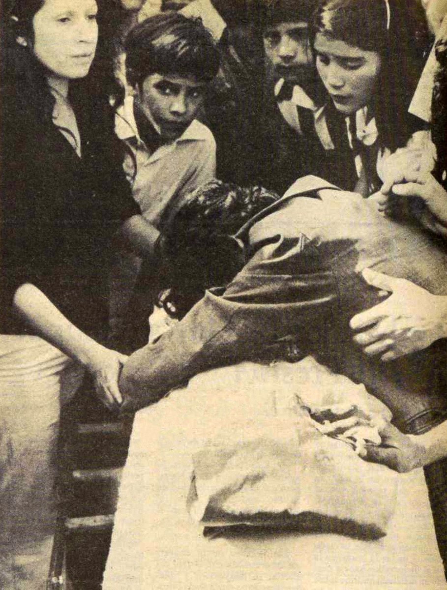desde_1965's tweet photo. El padre de José Sáez Pérez llora sobre la urna que contiene los restos de su pequeño hijo asesinado por terroristas del MIR en 1980. https://t.co/RT4al4FOoP