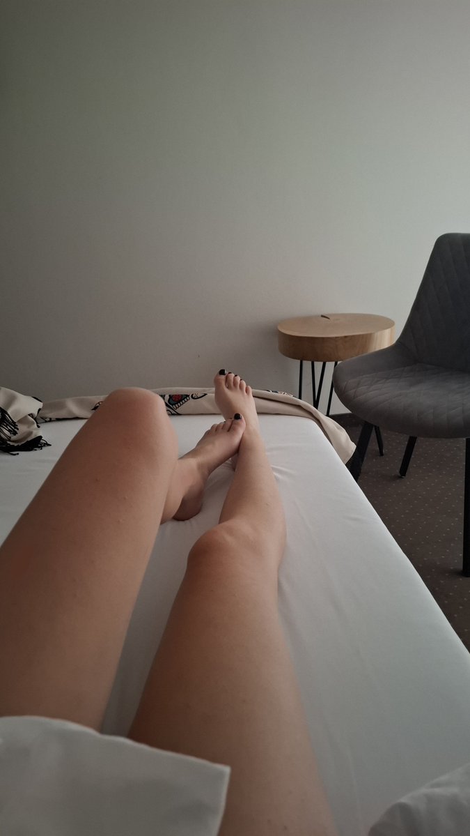 LiliannaQuee's tweet photo. Poranek. Budzisz się i je widzisz. Jak na Ciebie działają?👅 

#foot #feet #findom #feetfetish #footfetish #moneyslave #PayPal #feetworship https://t.co/qZMlDPdg08