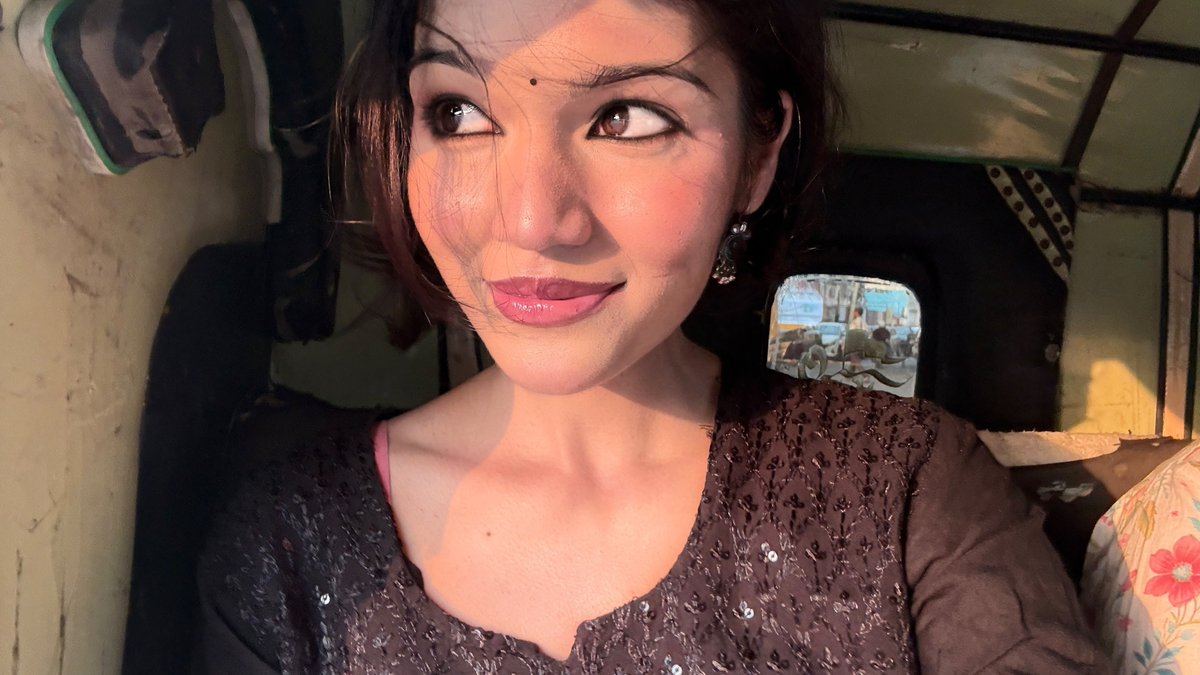 Clementinelvron's tweet photo. black kurti patola baddie on her way to chandni chowk https://t.co/CXHIeccXJs