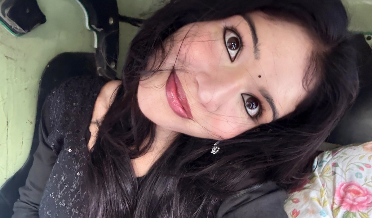 Clementinelvron's tweet photo. black kurti patola baddie on her way to chandni chowk https://t.co/CXHIeccXJs