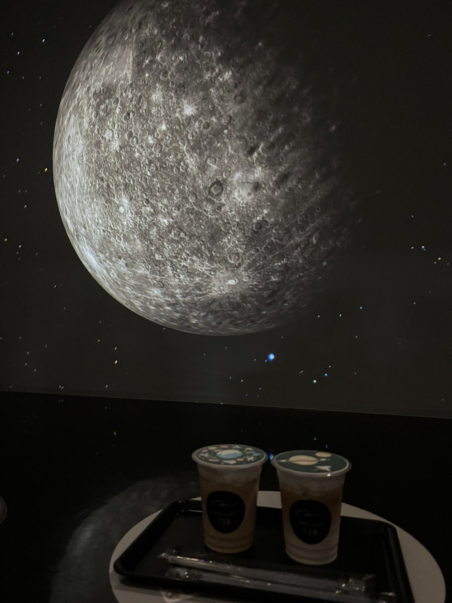 0yorusuki_'s tweet photo. 宇宙ミュージアム✧*｡VRで月に行った来たけどまじで本格的すぎて感動✨️✨️😭😭
「こんな良い月を一人で見てる」友達と見てきました笑笑 https://t.co/JigXd2PBma