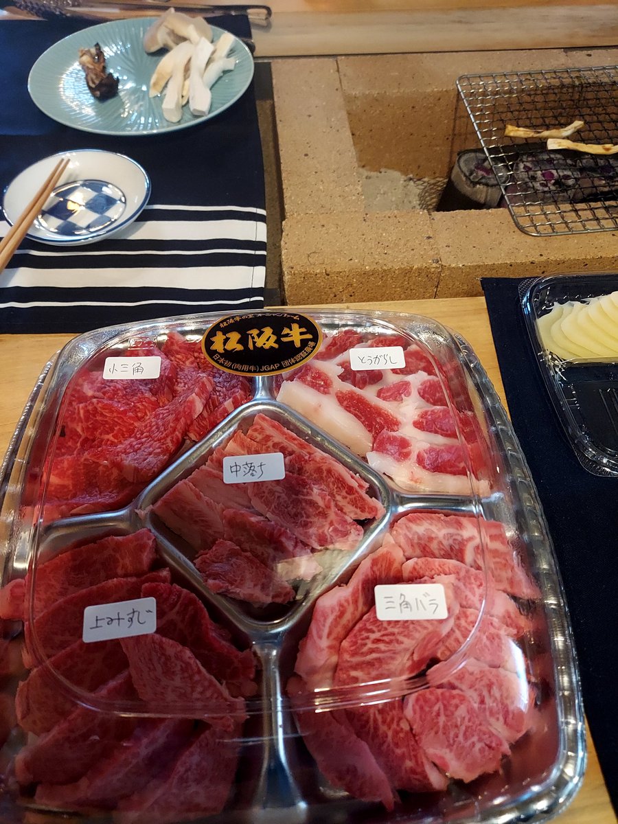 megu884's tweet photo. 今日も囲炉裏でバーベキュー🎵
松阪牛焼き肉🤣
囲炉裏最強。 https://t.co/CNaMQtYulm