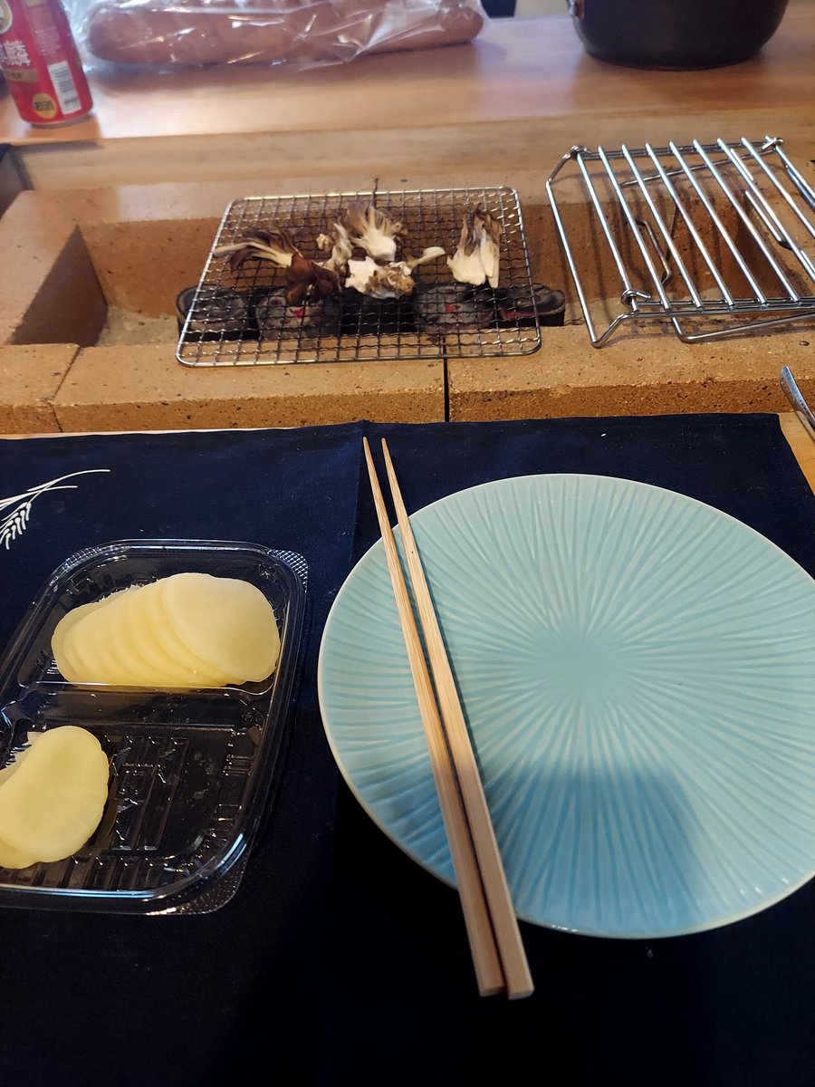 megu884's tweet photo. 今日も囲炉裏でバーベキュー🎵
松阪牛焼き肉🤣
囲炉裏最強。 https://t.co/CNaMQtYulm