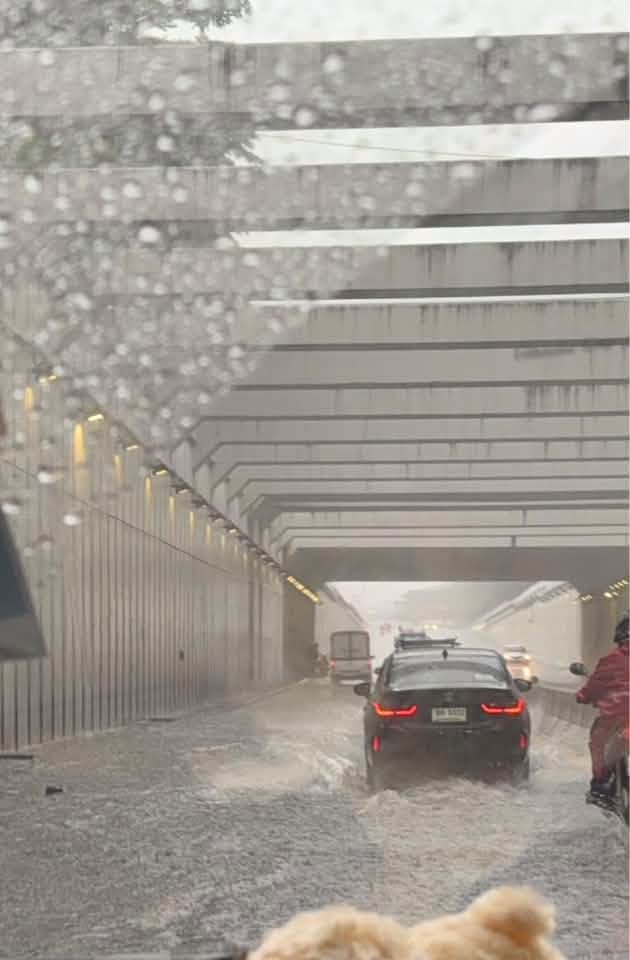 fm91trafficpro's tweet photo. 12.35 น. (3 ต.ค.69) อุโมงค์ บางเขน ถนนพหลโยธิน น้ำท่วมขังแล้ว หลังฝนถล่มสะพานใหม่แปปเดียว 🥹

#น้ำท่วม #ฝนตกหนัก #ข่าวจราจรสวพFM91 https://t.co/3cpC1tEdTK