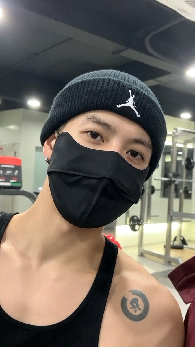 QwShadows's tweet photo. เซี่ยงไฮ้หล่อจัง 😎 #JacksonWang https://t.co/X56EHCLdkD