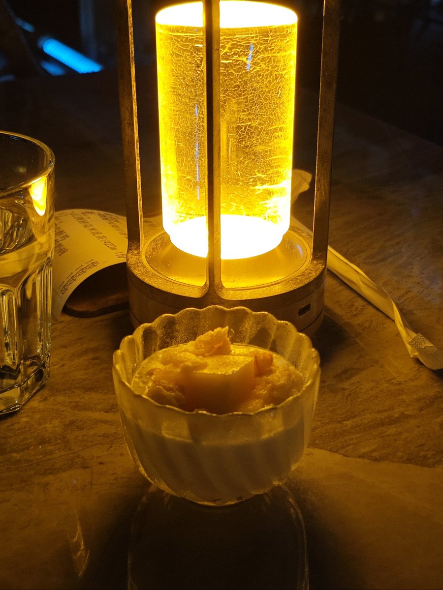 VictoriaBakfkp's tweet photo. Noche fría, estómago vacío. Mi pequeo local está abierto: arroz caliente con huevo, sopa de miso y una charla breve para calentar tus horas silenciosas. Te quedas un rato， https://t.co/OTtw3WGZeG