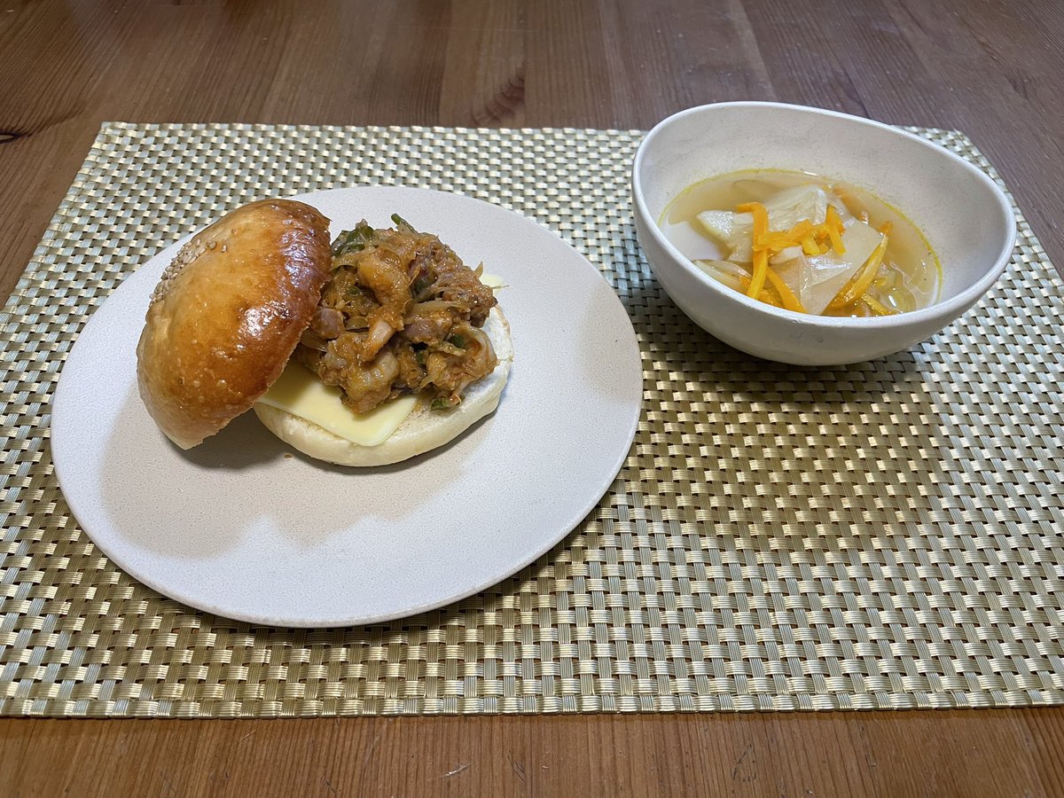 manmarunavi's tweet photo. 2026年9月30日(水)の名古屋市公立小学校給食は、サンドイッチバンズ・牛乳・えびとベーコンのトマトサンド・スライスチーズ・ポテトジンジャースープでした。 https://t.co/VgFVf4vpeC