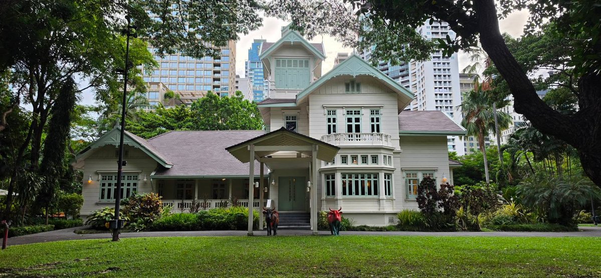Roach_BKK's tweet photo. Crimes against architecture https://t.co/gmxF2JBxeO