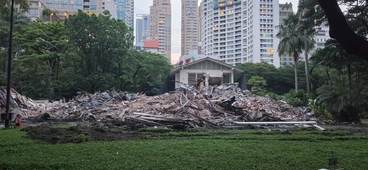 Roach_BKK's tweet photo. Crimes against architecture https://t.co/gmxF2JBxeO