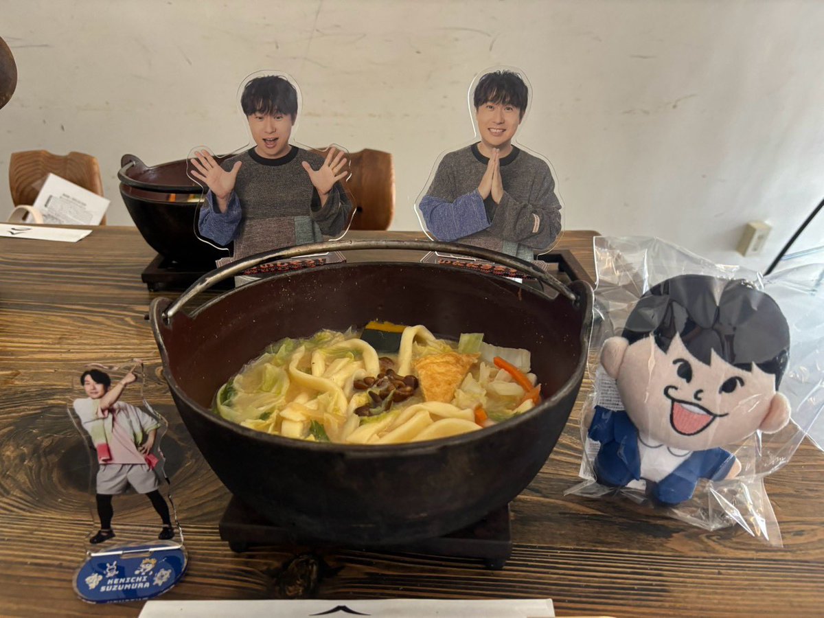 gimmick14110's tweet photo. 今回もほうとう食べました💯これやりたくてアクスタ連れてきた https://t.co/DcTWWll6yC