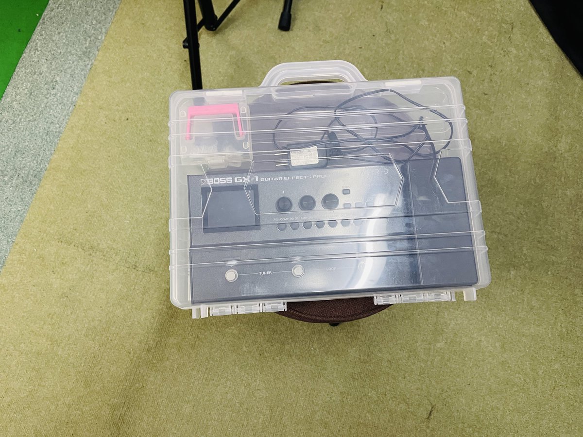 LGMUSICSCHOOL's tweet photo. 生徒さんが、購入した「BOSS GX-1」をレッスンに持ってきてくれました🎸

本体と同じくらい気になったのが、このケース���「ダイソーで買いました。300円です」
本体がぴったり収まるうえに、電源やシールドを入れるスペースまである。まるでGX-1のために作られたかのようなサイズ感！

#bossgx1 https://t.co/b1htlp9vFi