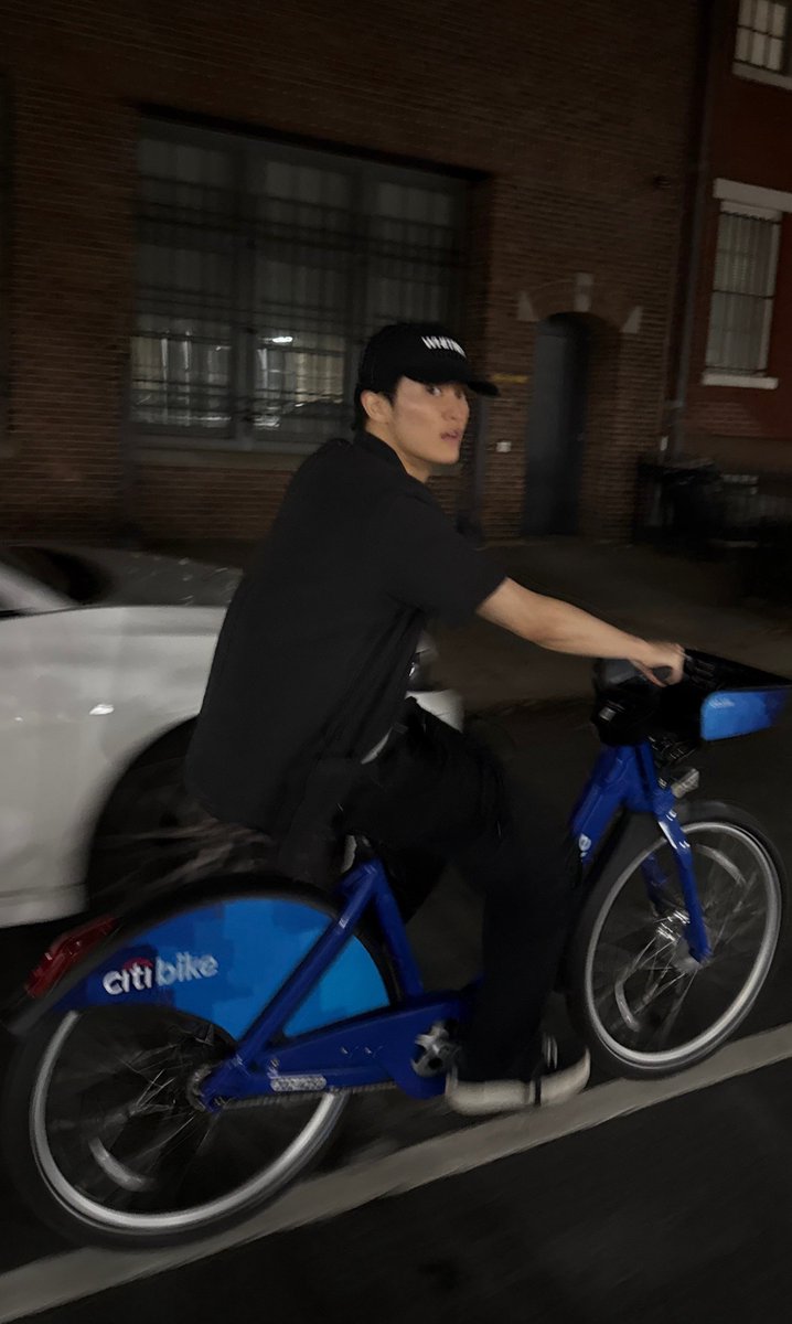 markmoIo's tweet photo. night ride 🌃 🚲 🌌 https://t.co/nB5yGZ0gS2