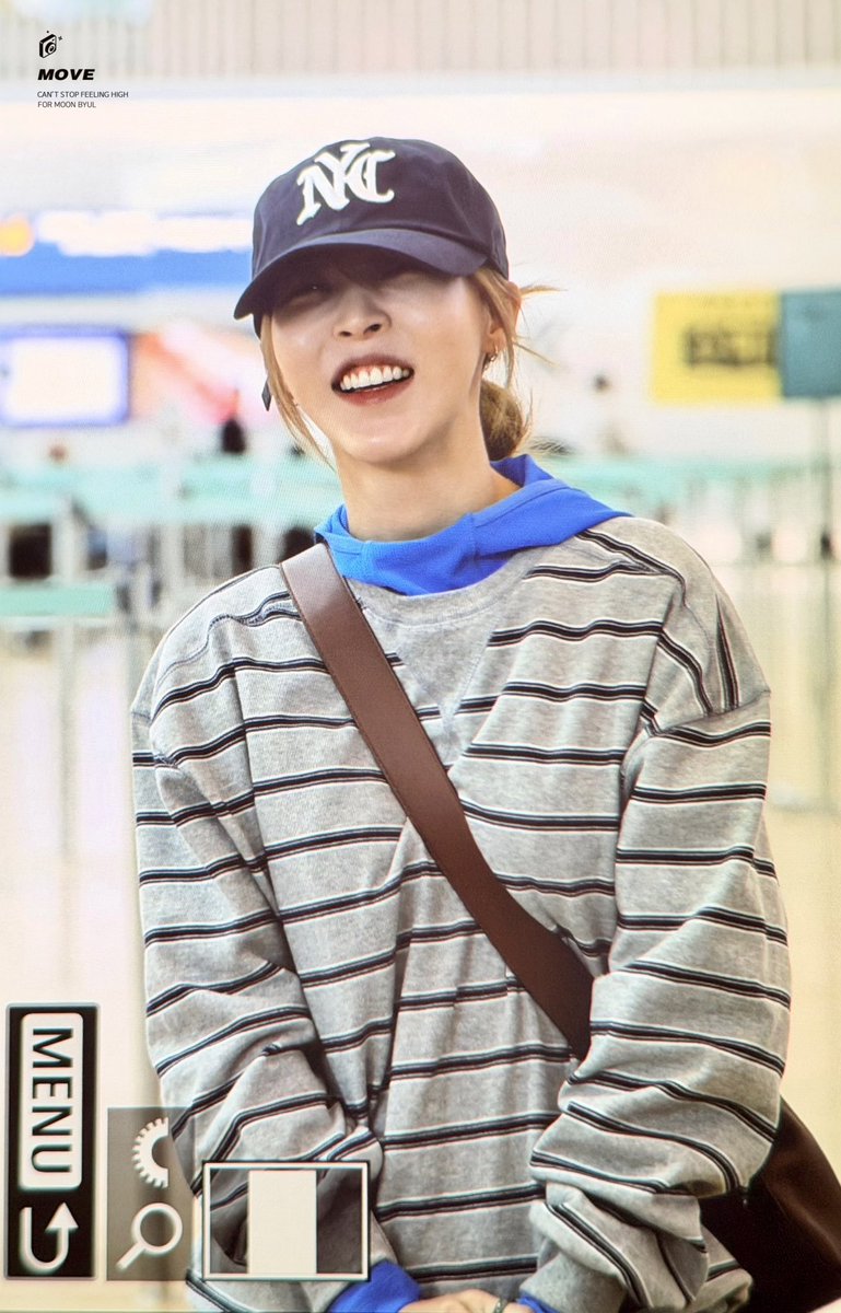 Move_0619's tweet photo. 261003 출국 프리뷰

노마스크 사랑햄🥹

#마마무 #문별 #MAMAMOO #MOONBYUL https://t.co/hfRoy0GoyY