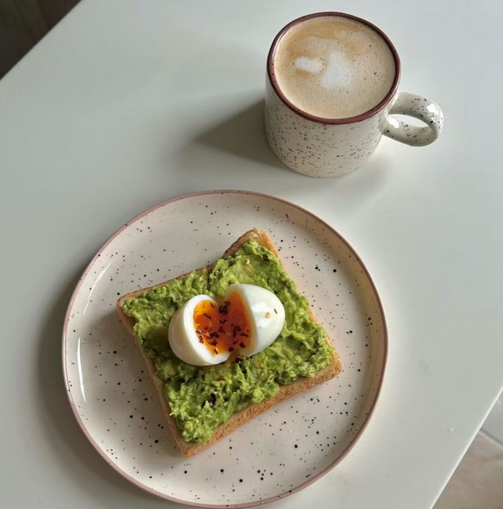 Ruthawty's tweet photo. Desayuno perfecto! Tostada integral con aguacate, huevo pochado y un café con leche, listo para empezar el día con energía https://t.co/2igzCK3azi