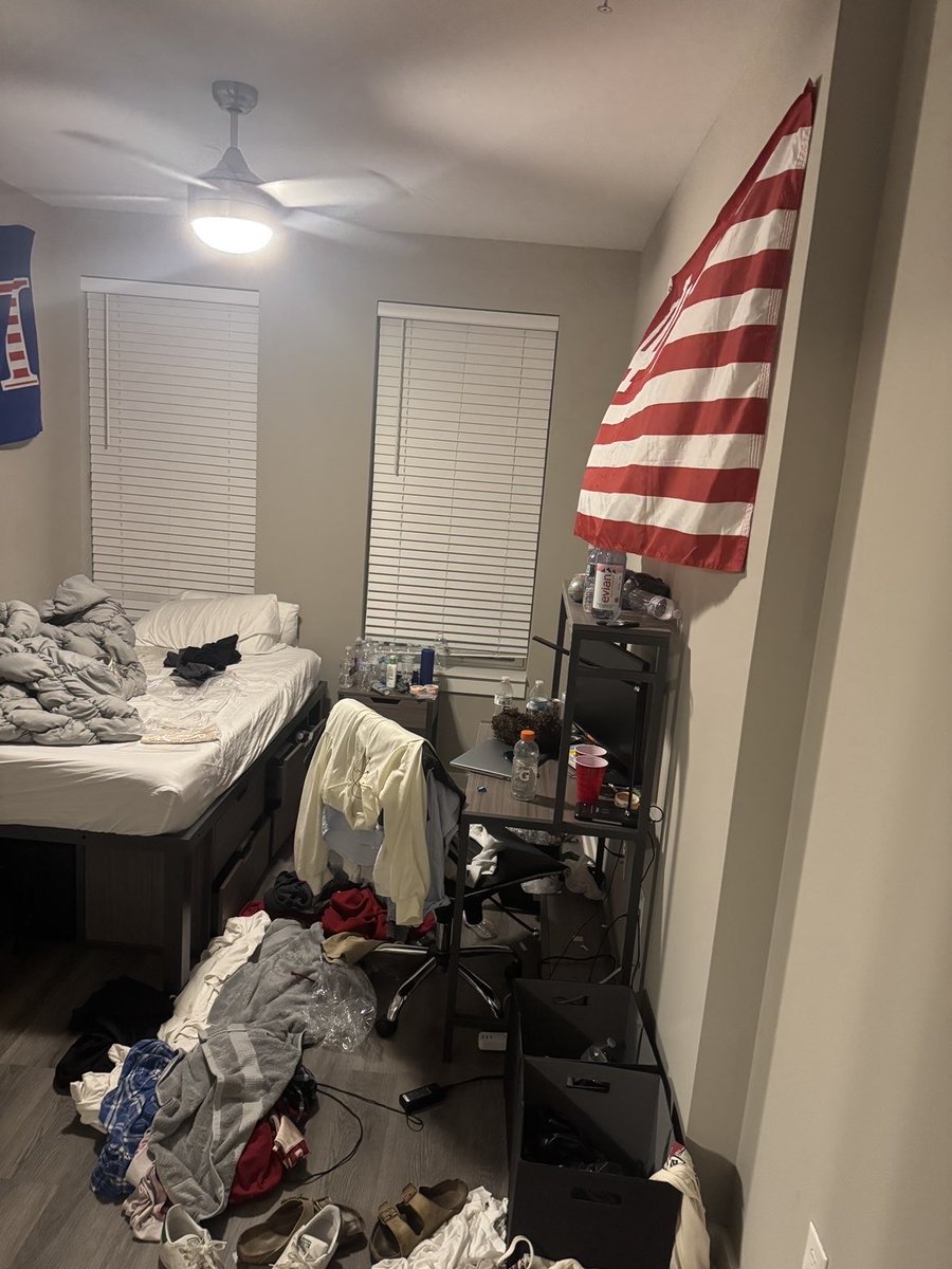 DaBoyDickerson's tweet photo. Status of roommates room #figureitout https://t.co/3F8JJ384bD