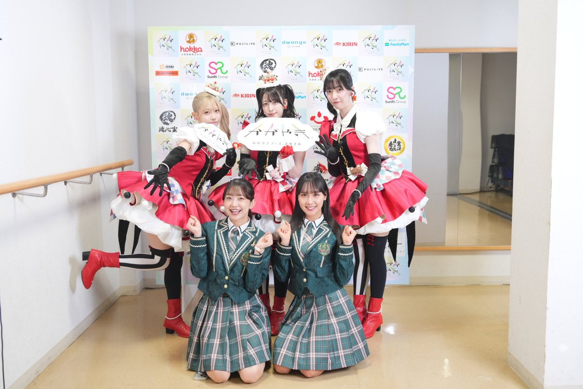 yukarihime04's tweet photo. かがやきフェス2026🌈

みらくらぱーく！さんのステージに
少しお邪魔させていただきました🥹💞

会場の熱量とんでもない！！
凄すぎ！！！🤩🤩🤩🤩🤩❤️❤️❤️

蓮ノ空のこと好き好きクラブの皆さん
温かく迎えてくれて嬉しかった😭

ステージで来年も来てくださるって約束しちゃったよ神！！らぶ！！！！
叶いますように！！！✨

書き下ろしイラストのほくりくアイドル部制服着用グッズ、記念にGETしてねっ😻

そしてリスペクトを込めて大好きな
ド！ド！ド！踊らせていただきました😆✨

このあと15:35〜ほくりくアイドル部
金沢歌劇座でライブです💞

#かがやきフェス