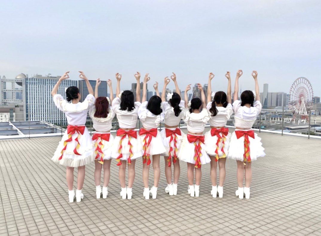 PtA_rin's tweet photo. #ぴるあぽステージデビュー6周年 💐

TIFオンライン2020でステージデビューして今日で6年を迎えました🍎♡

まだ何者でもなかった私たちにとっても素敵な場所でステージデビューさせていただけて本当にありがたいし恵まれているなあと思います💭

コロナ禍でデビューしてファンの皆に会えなかったりワンマンライブが延期になったり目の前で直接声を聞けなくて不安だったけど、会えない間もSNSやオンライン特典会で応援の言葉を伝えてくれたり、ニジマスオーディション時代から配信で応援してくれたり、そんな皆の存在に沢山支えられました！

会えるようになってもコールが出来なかったりマスク着用必須、声を出せるようになってもコロナ禍でデビューしてるのでコールの仕方を分からないファンの方が多くて、配信で皆とどうしたらライブが盛り上がるのか話し合ったりしたのもいい思い出です🤝🏻

皆がたくさんコールしてくれたりライブ楽しんでくれたり会える日々って本当に当たり前じゃないなあと改めて思う🪻いつもたくさん「りんちゃんコール」届けてくれたりお仕事学校が忙しい中会いに来てくれてありがとう♡

この6年で本当に色んな事があったけど、こんなに沢山のアイドルがいる中でりんにぴるあぽに出会ってくれて、会いに来てくれて、応援してくれて本当にありがとう🫶🏻🎀

アイドル戦国時代まだまだぴるあぽ頑張りたいし、今のぴるあぽも良いんだぞっていうのを沢山伝えられるように頑張ります💪🏻

7年目のぴるあぽだけど
まだまだ間に合います！！！！
今からでも好きになってみませんか？🩵

そして応援してくれてる皆
これからもずーっとよろしくね🎀
だいすきだよ💞