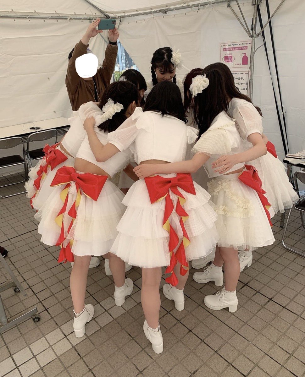 PtA_rin's tweet photo. #ぴるあぽステージデビュー6周年 💐

TIFオンライン2020でステージデビューして今日で6年を迎えました🍎♡

まだ何者でもなかった私たちにとっても素敵な場所でステージデビューさせていただけて本当にありがたいし恵まれているなあと思います💭

コロナ禍でデビューしてファンの皆に会えなかったりワンマンライブが延期になったり目の前で直接声を聞けなくて不安だったけど、会えない間もSNSやオンライン特典会で応援の言葉を伝えてくれたり、ニジマスオーディション時代から配信で応援してくれたり、そんな皆の存在に沢山支えられました！

会えるようになってもコールが出来なかったりマスク着用必須、声を出せるようになってもコロナ禍でデビューしてるのでコールの仕方を分からないファンの方が多くて、配信で皆とどうしたらライブが盛り上がるのか話し合ったりしたのもいい思い出です🤝🏻

皆がたくさんコールしてくれたりライブ楽しんでくれたり会える日々って本当に当たり前じゃないなあと改めて思う🪻いつもたくさん「りんちゃんコール」届けてくれたりお仕事学校が忙しい中会いに来てくれてありがとう♡

この6年で本当に色んな事があったけど、こんなに沢山のアイドルがいる中でりんにぴるあぽに出会ってくれて、会いに来てくれて、応援してくれて本当にありがとう🫶🏻🎀

アイドル戦国時代まだまだぴるあぽ頑張りたいし、今のぴるあぽも良いんだぞっていうのを沢山伝えられるように頑張ります💪🏻

7年目のぴるあぽだけど
まだまだ間に合います！！！！
今からでも好きになってみませんか？🩵

そして応援してくれてる皆
これからもずーっとよろしくね🎀
だいすきだよ💞