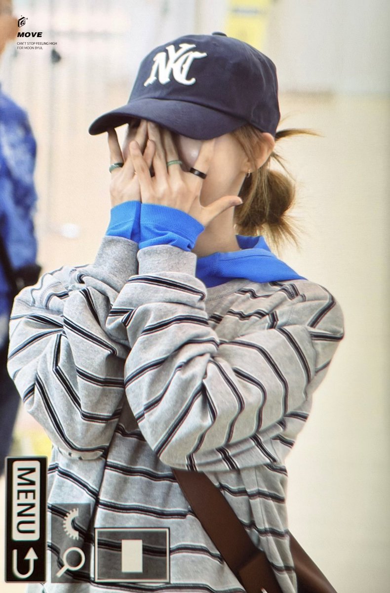 Move_0619's tweet photo. 261003 출국 프리뷰

🐹👋

#마마무 #문별 #MAMAMOO #MOONBYUL https://t.co/uNlN3W7QHi