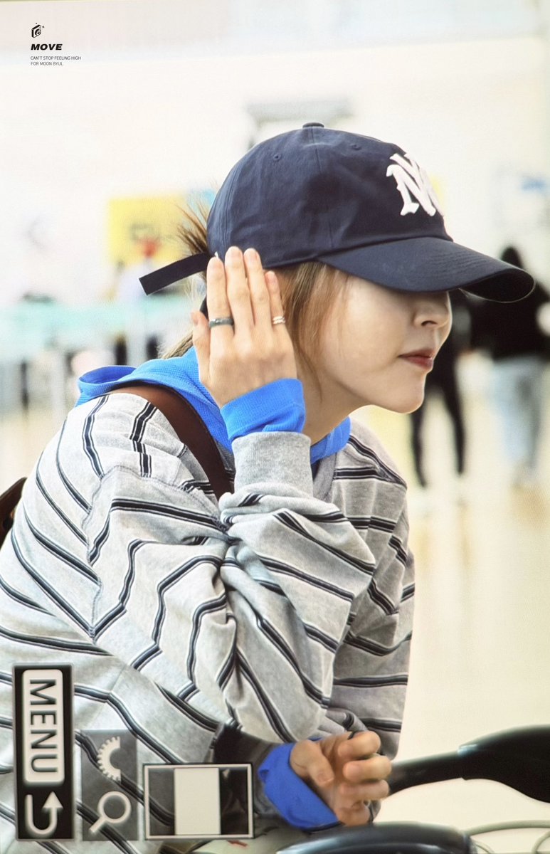 Move_0619's tweet photo. 261003 출국 프리뷰

🐹👋

#마마무 #문별 #MAMAMOO #MOONBYUL https://t.co/uNlN3W7QHi