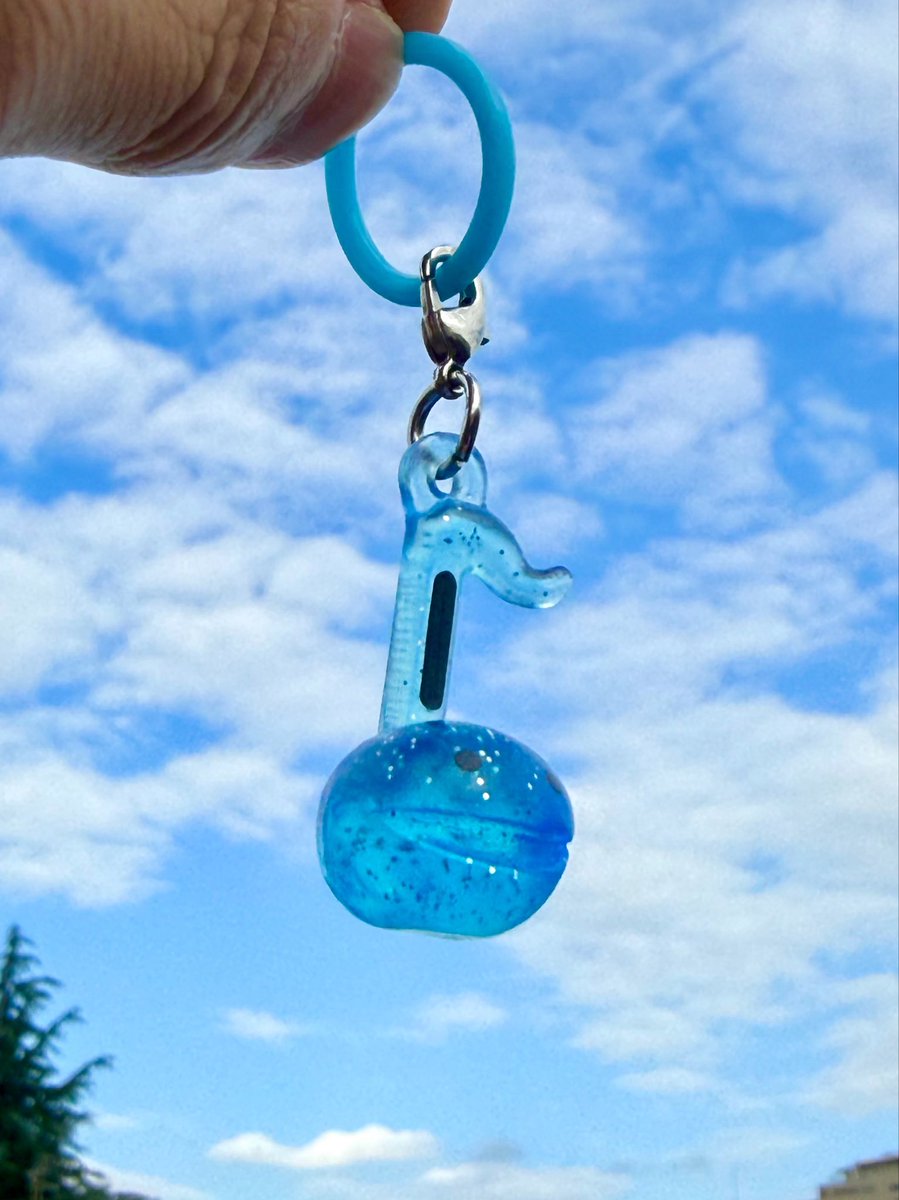 Otamatone_JP's tweet photo. イオンスタイル碑文谷でも発見♪
ブルーを捕獲!
そして久しぶりの青空
#めじるしアクセサリー
#オタマトーン
#otamatone
#明和電機 https://t.co/XmwGGJrAky