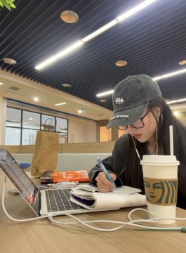 alysonmlkz's tweet photo. 一个还在读大二的普通计算机学生，从3月24日开始用Claude搭量化交易机器人，目前已在Polymarket上实现+338,234美元净利润

105天里，他平均每天净赚1,366美元，每小时执行29笔交易，总共完成173,543次预测，胜率稳定在59%。

个人详情：https://t.co/N7DWmGaxx6

策略很直接：专门捕捉短期加密市场里定价滞后的机会，在市场还没完全反应过来之前进场，再把同一个小优势在海量交易中反复执行。

它赚的不是某一次大爆，而是靠持续重复，把微小的定价偏差一点点积累成利润。

最亮眼的几笔：
2,207美元到3,562美元，+61.4%
1,166美元到2,288美元，+96.2%
1,354美元到2,453美元，+81.1%

这套系统把短窗口定价偏差做成了可重复、可规模化的流程。

不是靠运气蒙对一两次，而是用极致的执行频率，把小优势滚成了33.8万美元的真实收益。

一个大二学生，用Claude就把量化交易跑成了稳定现金流。