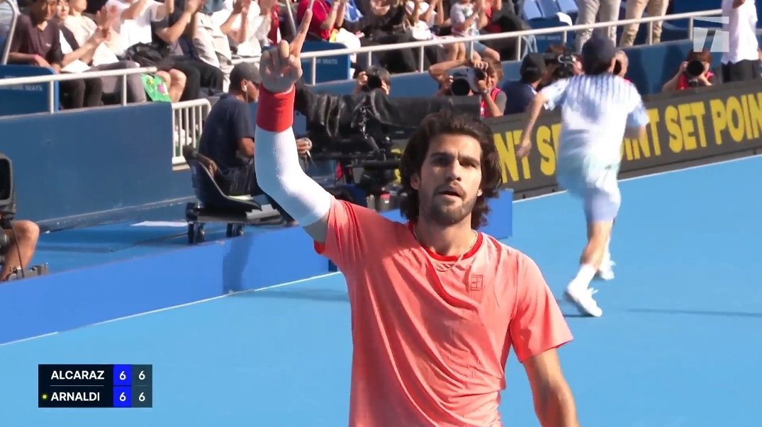TheTennisLetter's tweet photo. Alcaraz wins the 1st set 7-6(6) against Arnaldi in Tokyo.

He was down 1-5 in the tiebreak and saved 4 consecutive set points.

Big confidence booster going into the 2nd set.

🇪🇸 https://t.co/gE52MqURjE