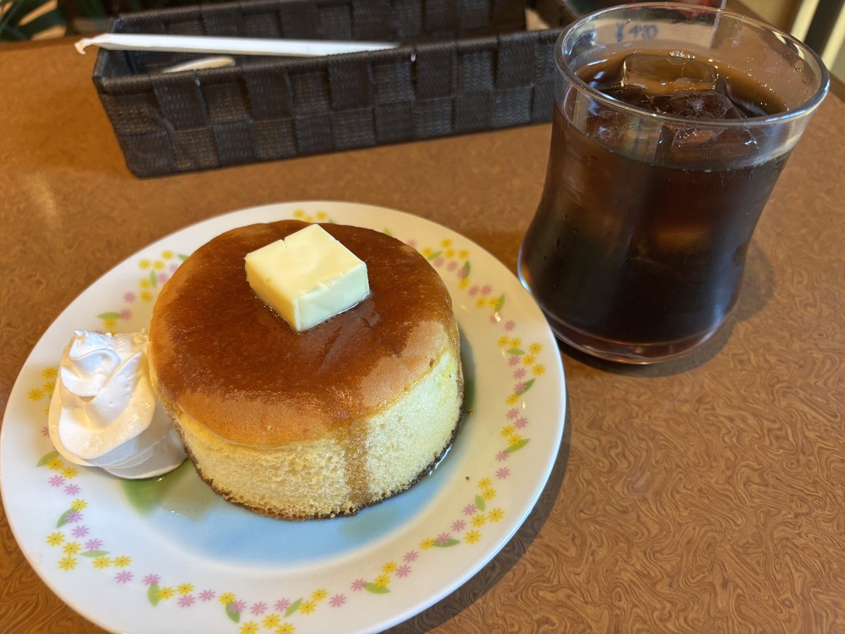 kitchen_ultima's tweet photo. きょーうーのーおーやーつー🐷🍰

出先なので優雅にクラシックパンケーキをいただくよ(*´◒`*) https://t.co/1EcYCDiz4v