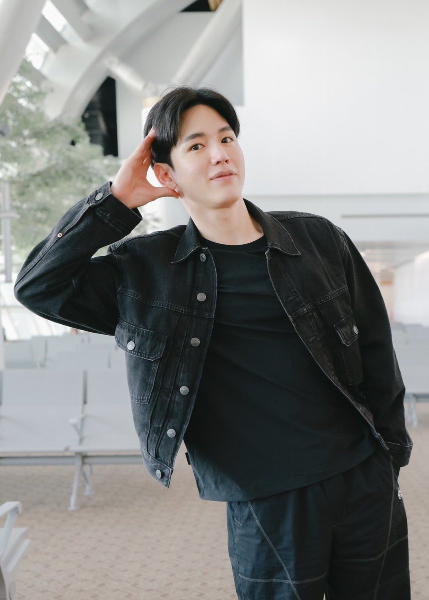 GMMTV's tweet photo. Tay正在趕過來啦～
現在孩子先跟爹地在一起 
我們兩個已經準備好要去見大家了！
等一下帶桑去散步、吃好多好多點心 
今天爹地請客！

เตกำลังตามมาครับ..ตอนนี้น้องอยู่กับพ่อพ่อก่อน..เราสองคนพร้อมไปเจอทุกคนแล้วนะครับ เดี๋ยวพายัยซังไปเดินเล่น กินขนมเยอะๆ เลย พ่อพ่อเลี้ยงเอง 

#TayNewPolcasanFamilyTripinTaipei 
#GMMTV