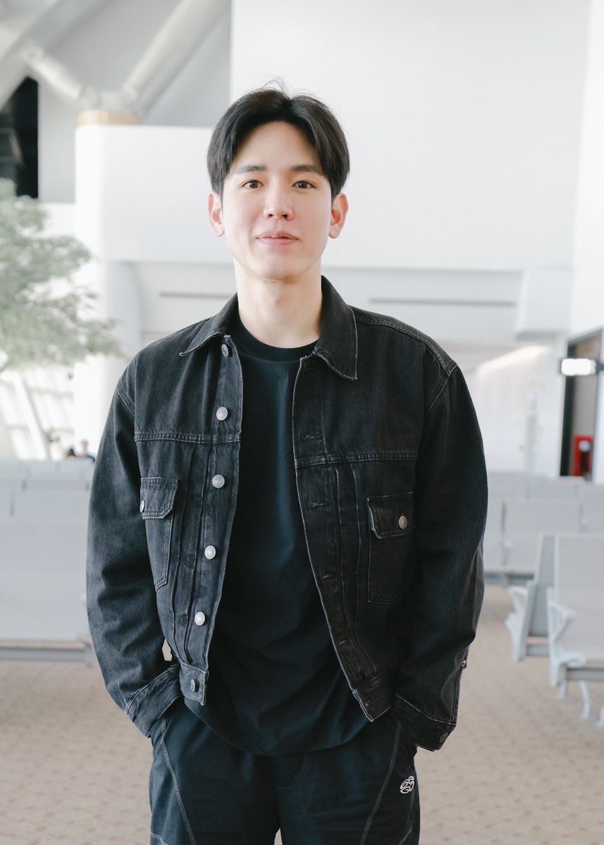 GMMTV's tweet photo. Tay正在趕過來啦～
現在孩子先跟爹地在一起 
我們兩個已經準備好要去見大家了！
等一下帶桑去散步、吃好多好多點心 
今天爹地請客！

เตกำลังตามมาครับ..ตอนนี้น้องอยู่กับพ่อพ่อก่อน..เราสองคนพร้อมไปเจอทุกคนแล้วนะครับ เดี๋ยวพายัยซังไปเดินเล่น กินขนมเยอะๆ เลย พ่อพ่อเลี้ยงเอง 

#TayNewPolcasanFamilyTripinTaipei 
#GMMTV