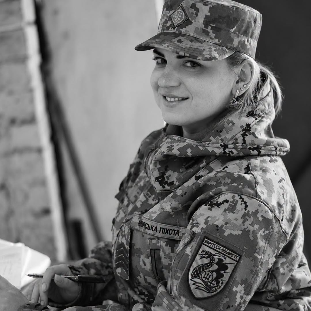 UA_NAVY's tweet photo. 🇺🇦 1 жовтня Президент України Володимир Зеленський присвоїв звання Герой України (посмертно) Ользі Таран – нашій посестрі, яка загинула в Маріуполі.

Детальніше
https://t.co/D1yHKNrab5 https://t.co/8AEoC5mPJI