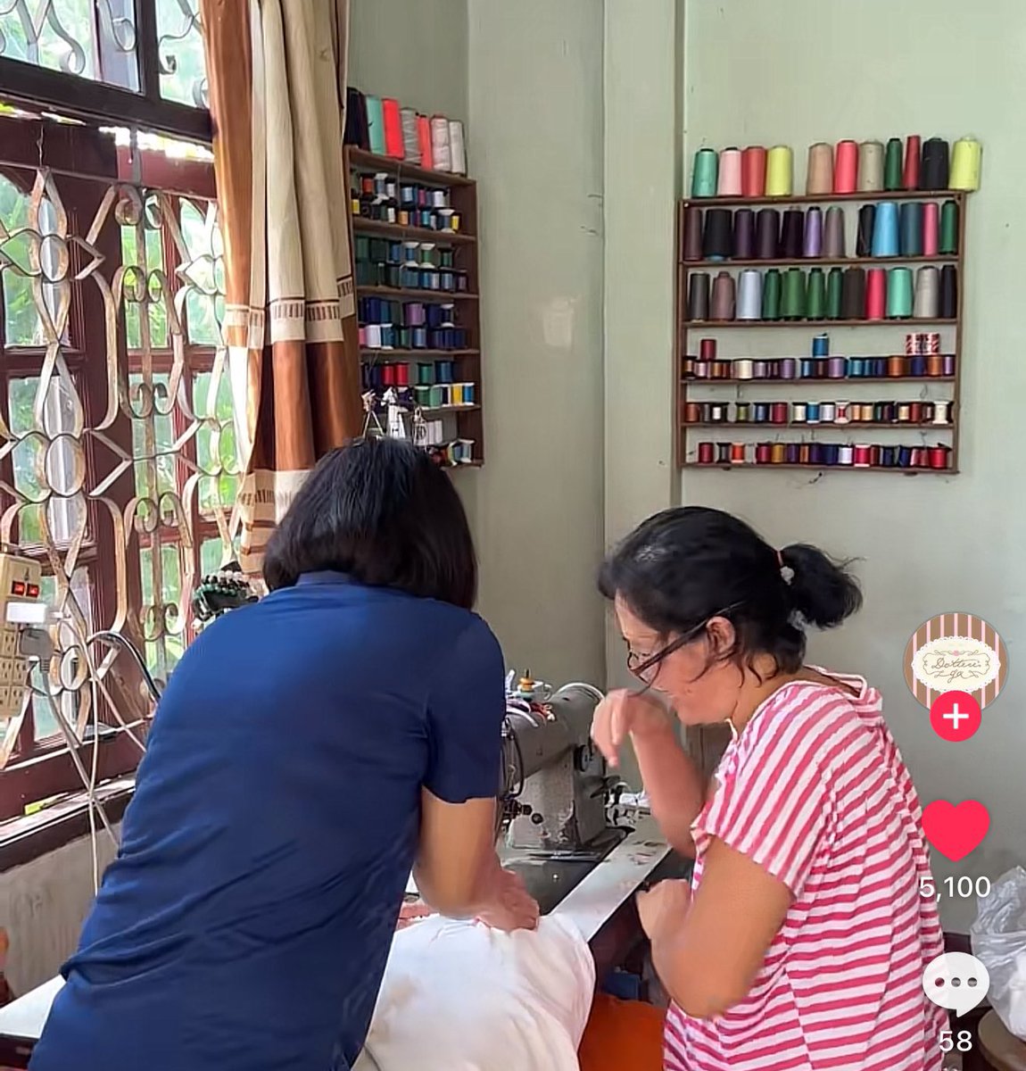 nchdaq's tweet photo. ขอแปะ dotteri. ga ร้านเล็กๆที่มีช่างเย็บไม่กี่คน ดูในต้อกๆคือทำทุกขั้นตอนกันเองหมดเลย แต่ดีเทลลูกไม้เนี้ยบมาก ลายผ้าน่ารัก ที่อึ้งคือปรับเพิ่มหรือลดไซส์ได้และกางเกงมีซับทุกตุว งบ 300-500 บาทแบบโมจับผ้าจริงมาแล้ว มันคุ้มราคางะ เย็บมือด้วย🥹💘🪽 https://t.co/0fowbBPNho