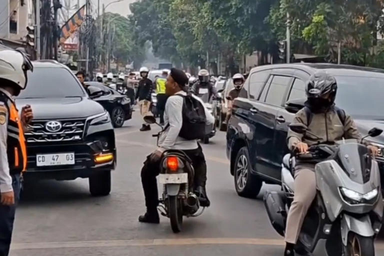 flowerbean88's tweet photo. Viral insiden ambulans berisi pasien kritis sempat tertahan penutupan jalan saat rombongan pejabat melintas di kawasan Lubang Buaya, Cipayung, Jakarta Timur. https://t.co/099cj0UvAH