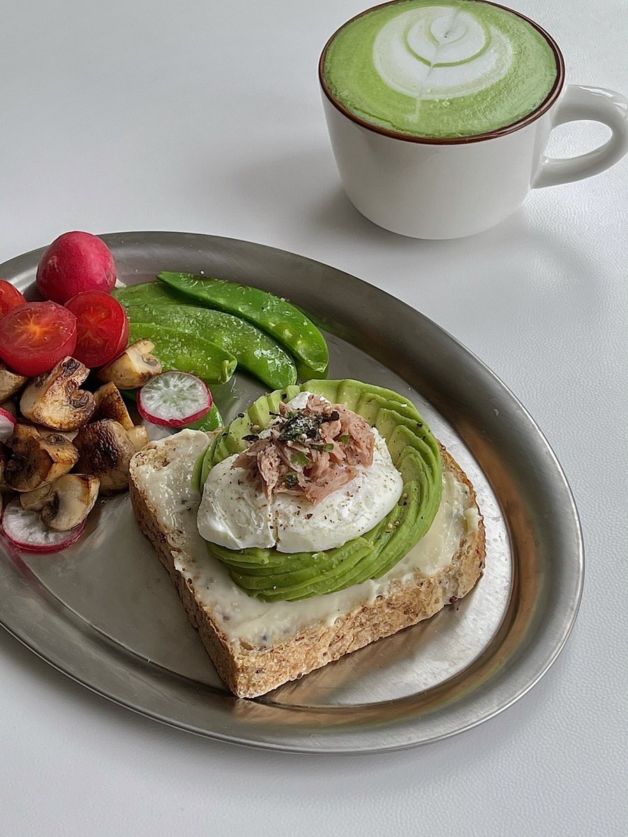 CatherineTkyeq's tweet photo. Desayuno rápido y delicioso! Tostada de aguacate con un huevo pochado y un café con leche, perfecto para empezar el día. https://t.co/uV2VqALSEf
