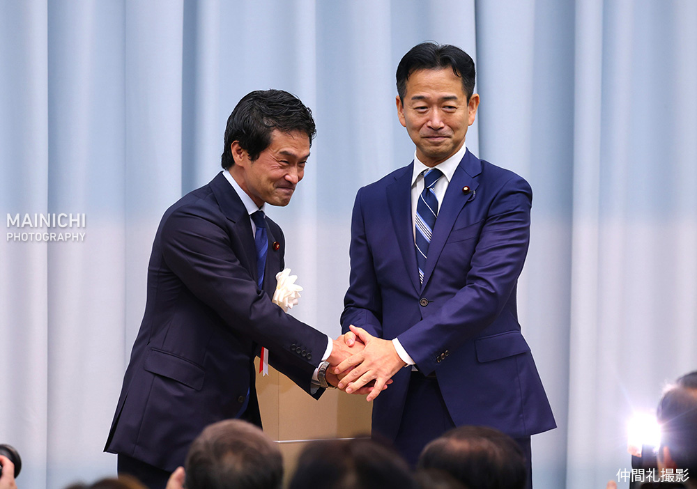 mainichiphoto's tweet photo. 岡本三成氏が公明党全国大会で新代表に選出されました。
写真特集https://t.co/cvEwx6AArH
写真は岡本氏（右）と握手する民主改革の会の小川淳也代表 https://t.co/7Z5hF3LCoP